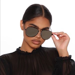 She's A Classic Aviator Sunglasses - Black.